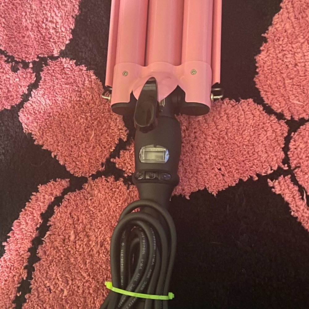 Pre loved Trademark Beauty Babe Waves 3
